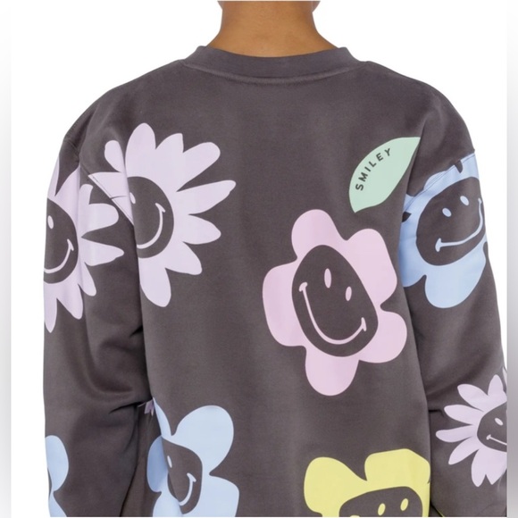SMILEY® X HAPPY GARDEN CREWNECK SWEATSHIRT IN WASHED BLACK - Picture 2 of 8